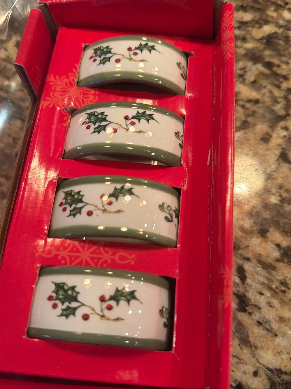 WONDERLAND Porcelain Holly Napkin Rings - White, Green & Red